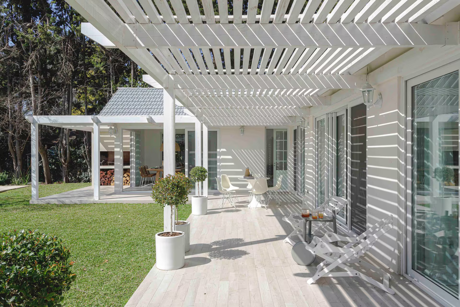 terrasse avec pergola blanche