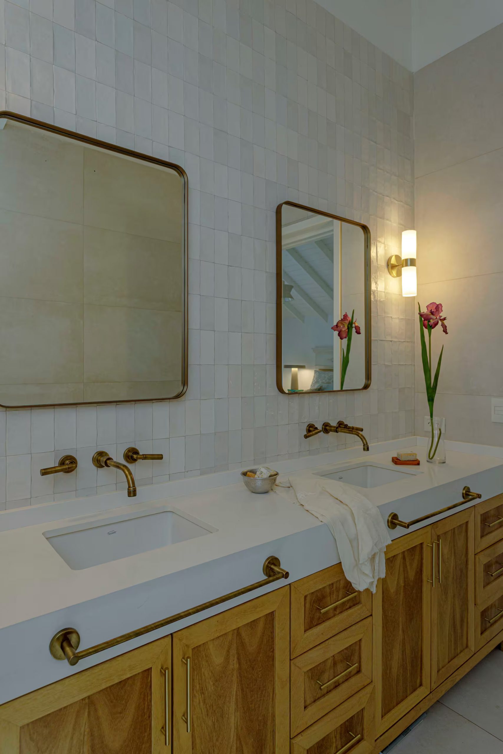 salle de bain avec zelliges blanches décoration contemporaine
