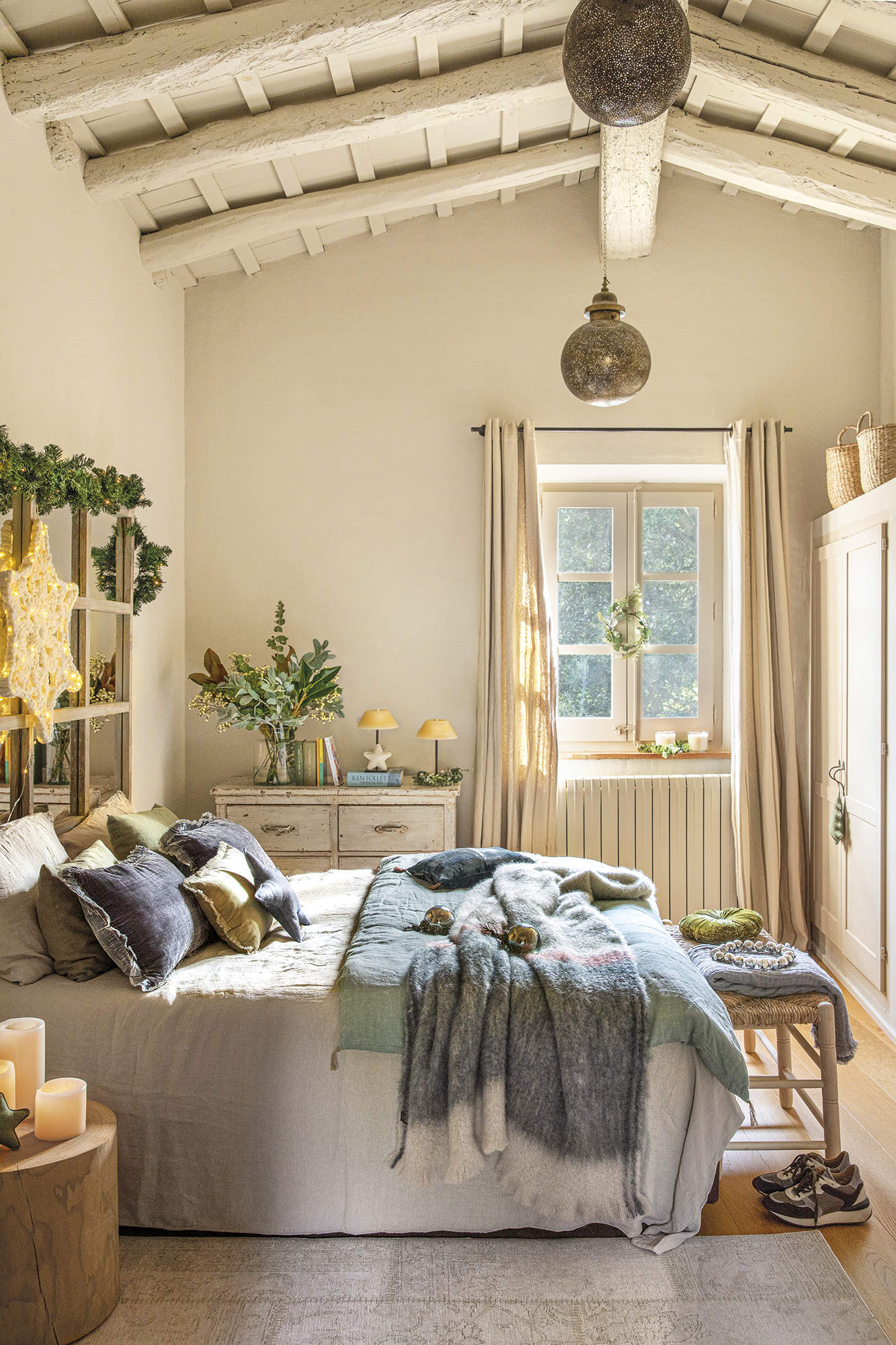 chambre maison ancienne avec poutres blanches