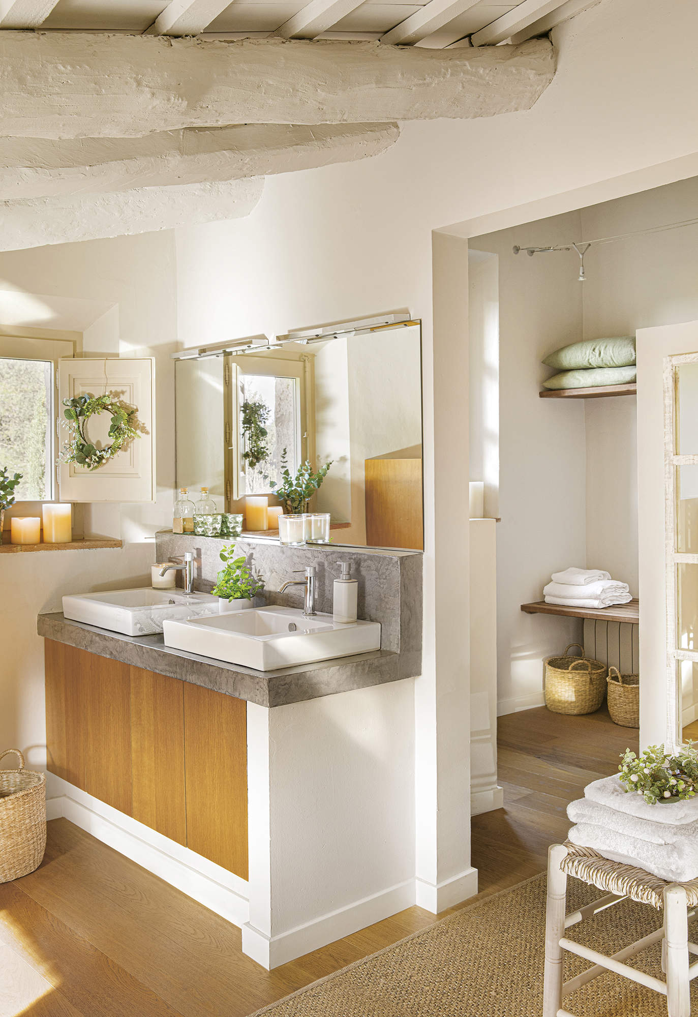salle de bain maison de campagne poutres blanches