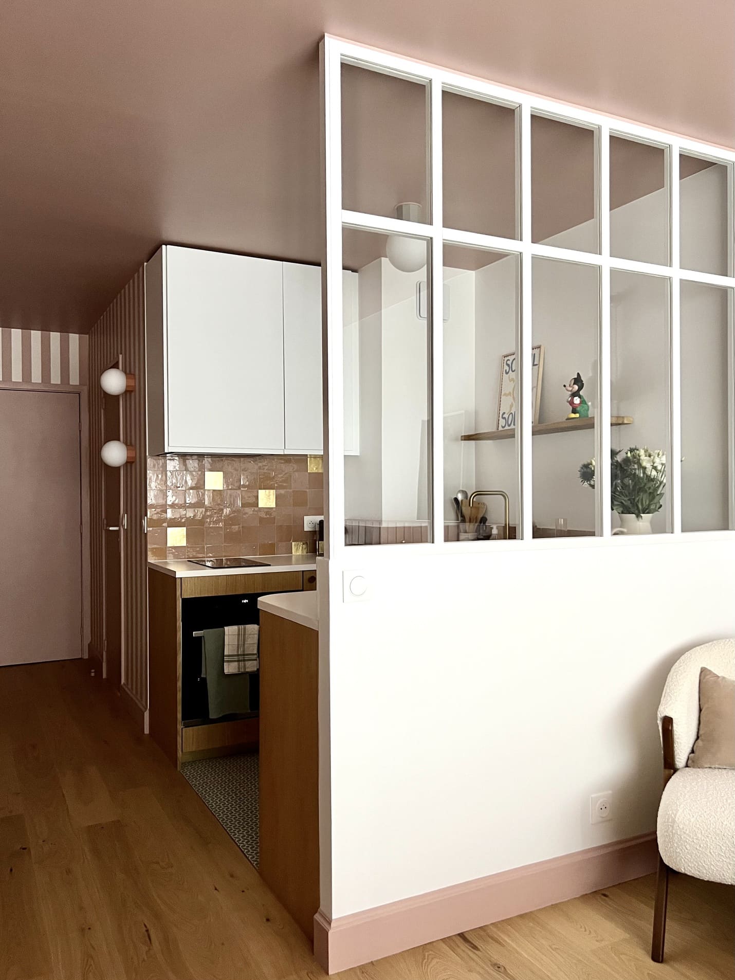 cuisine avec verrière blanche studio 26m2 Paris rénové par Happy Pog photo Billie Blanket