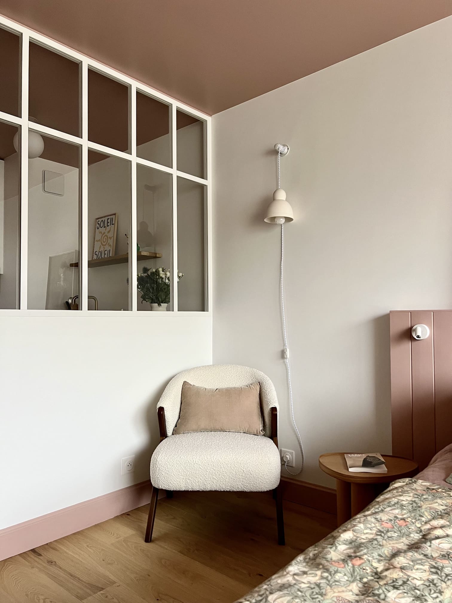 chambre avec verrière blanche studio 26m2 Paris rénové par Happy Pog photo Billie Blanket