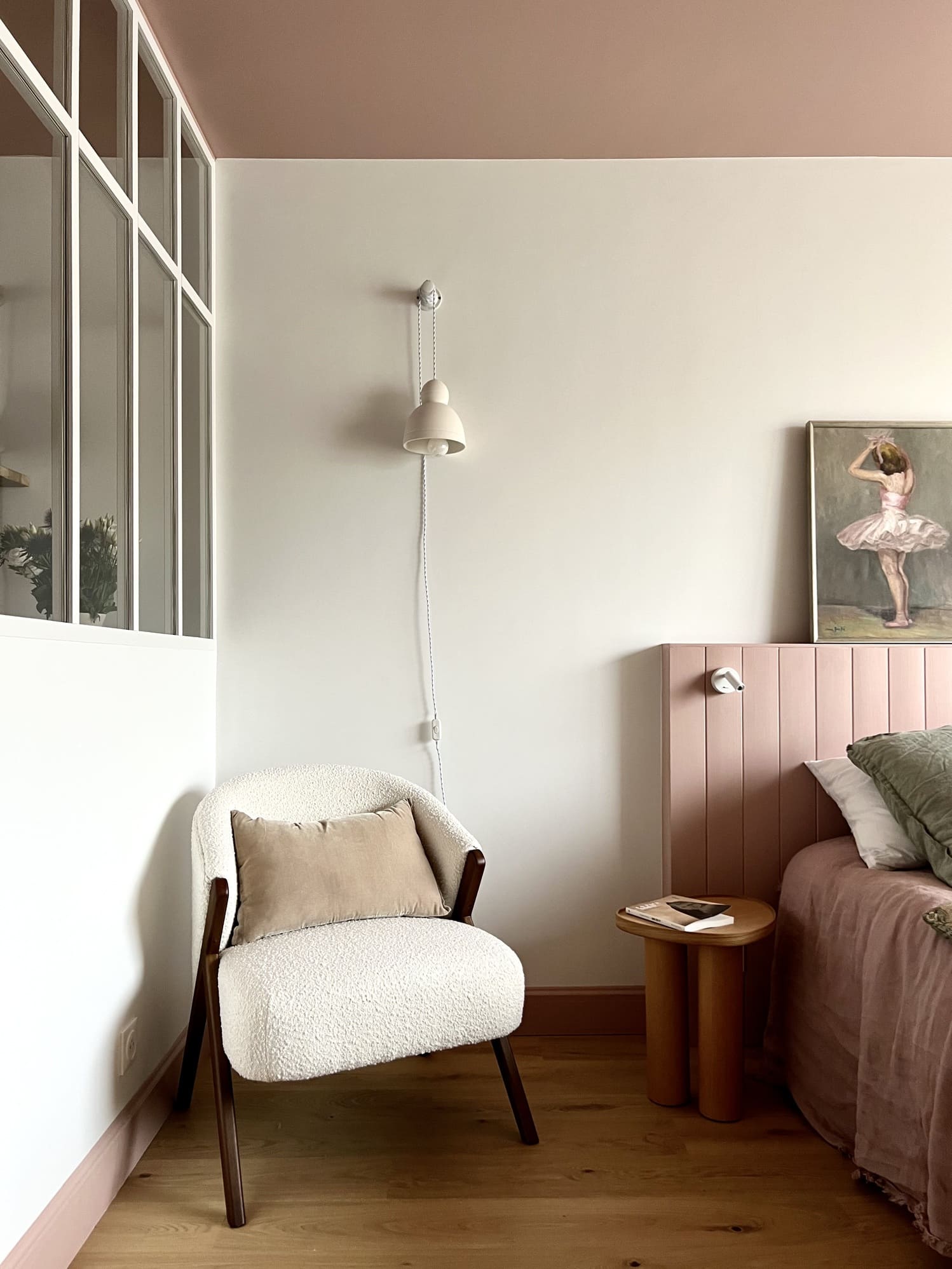 chambre plafond rose rénovation par Happy Pog photo Billie Blanket