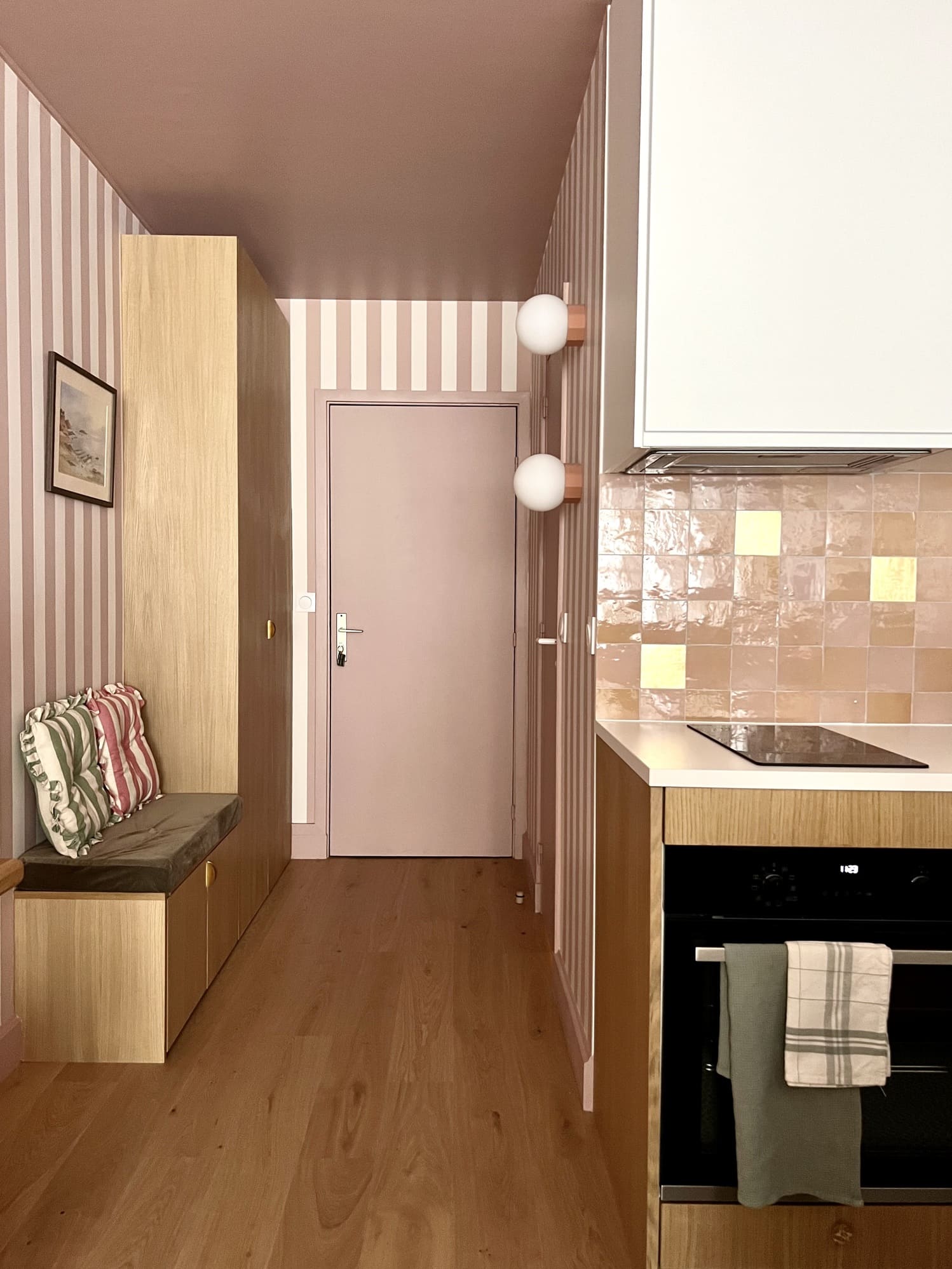 entrée et cuisine avec zelliges roses studio 26m2 Paris rénové par Happy Pog photo Billie Blanket