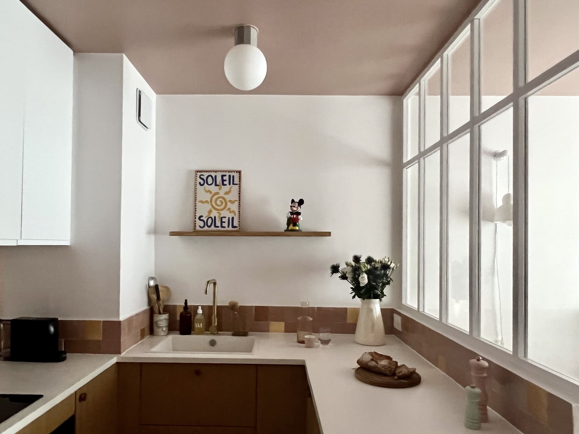 cuisine verrière blanche studio 26m2 Paris rénové par Happy Pog photo Billie Blanket