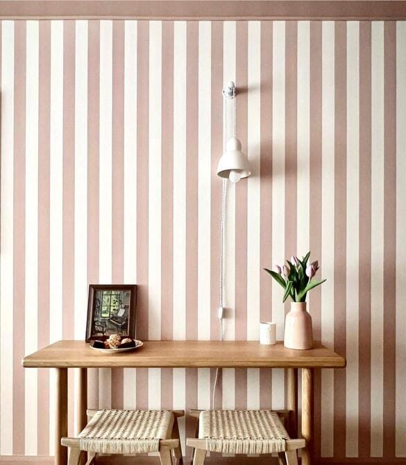 entrée papier-peint rose rayures rénovation par Happy Pog photo Billie Blanket