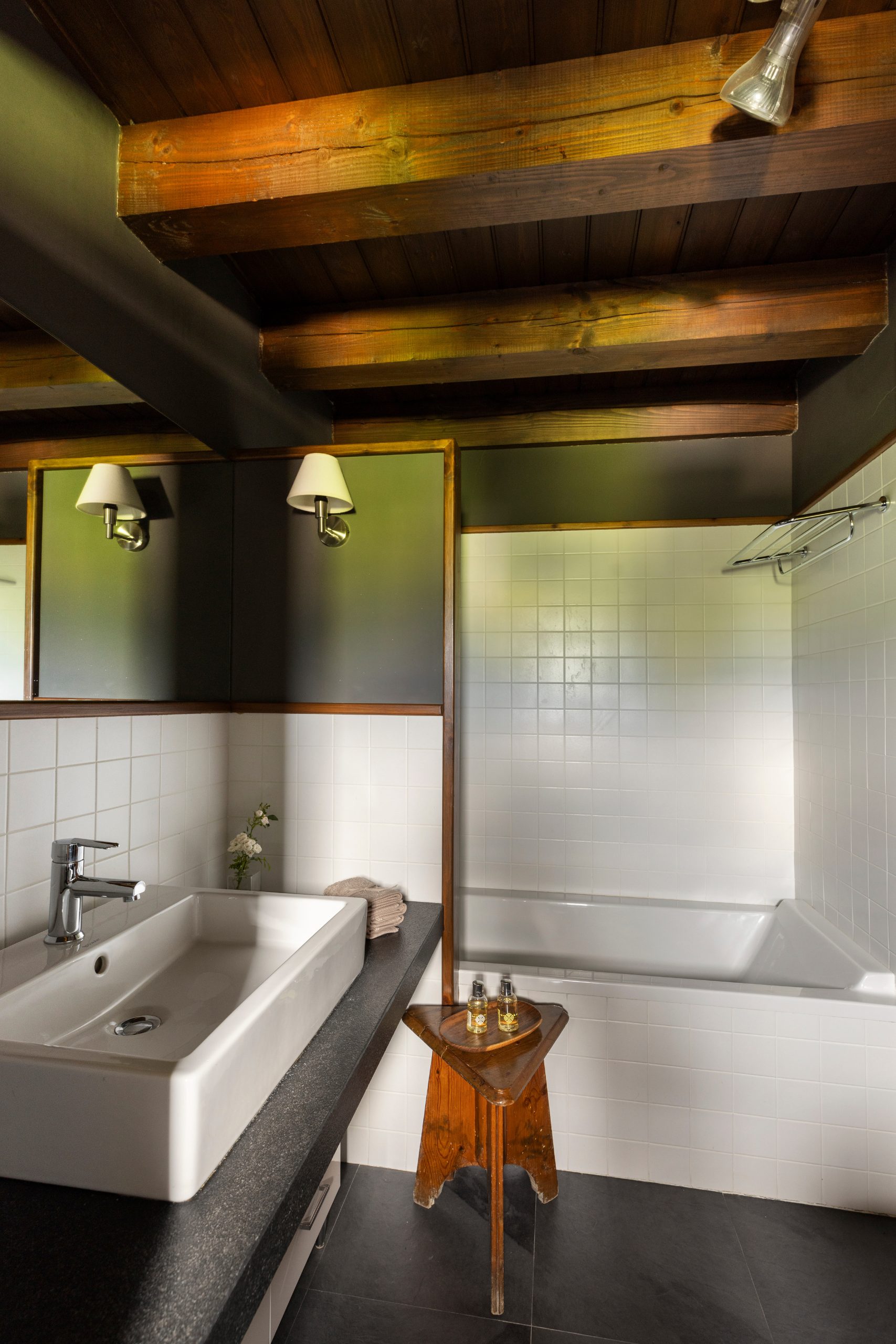 salle de bain verte avec poutres salle de bain verte avec poutres