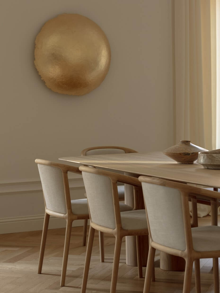 salle à manger avec moulures décoration contemporaine