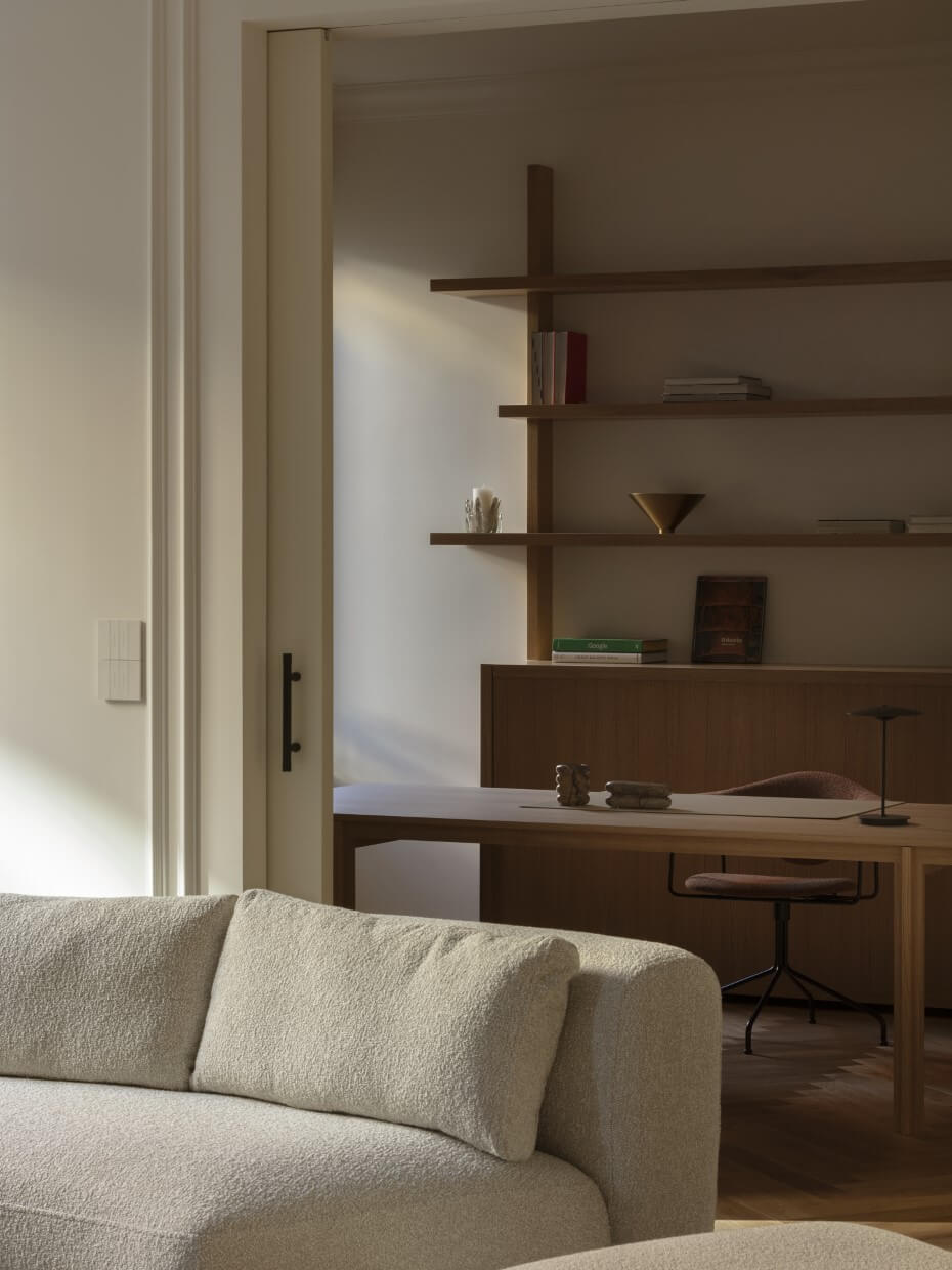 salon avec moulures décoration contemporaine