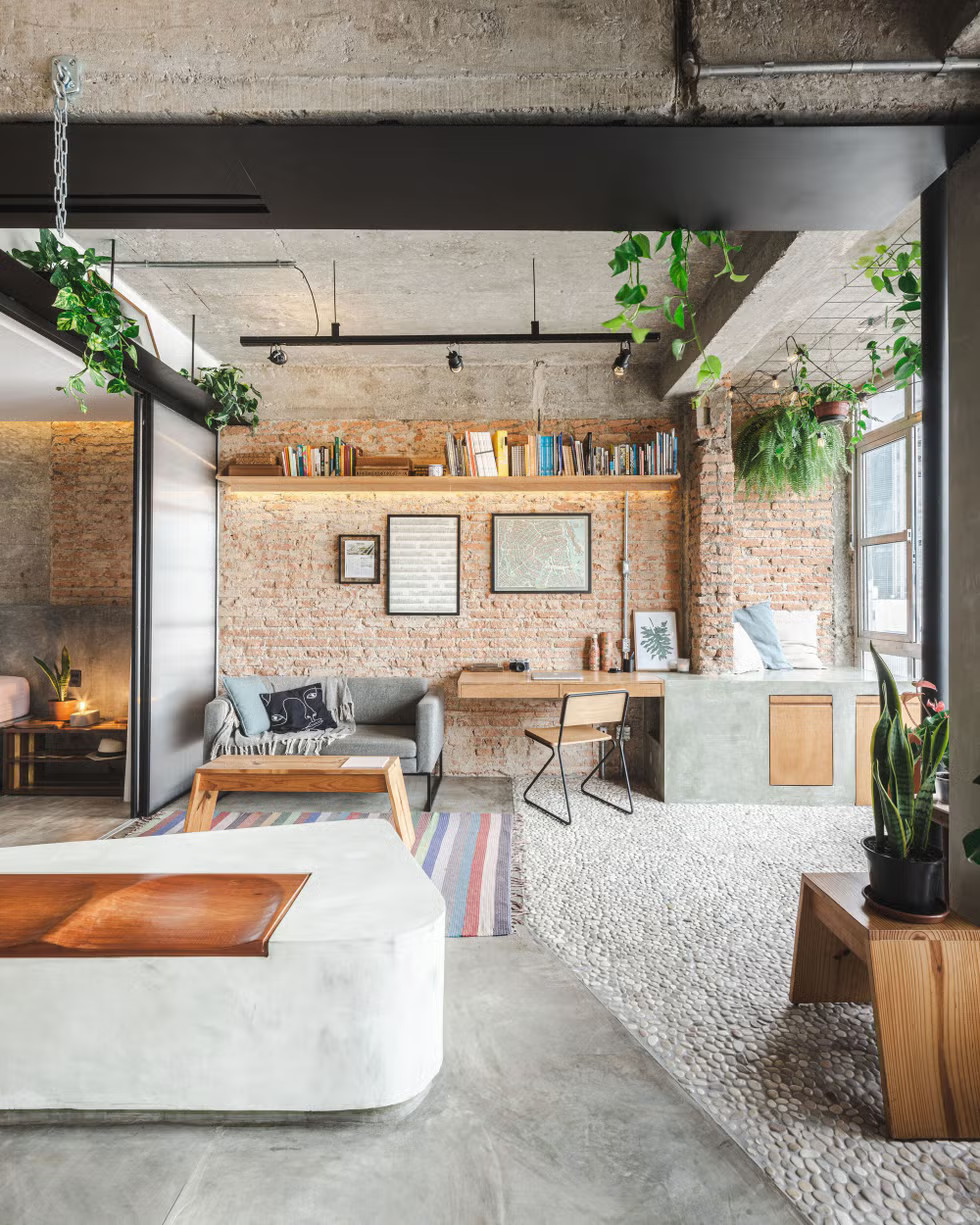 salon loft décoration contemporaine avec mur briques anciennes