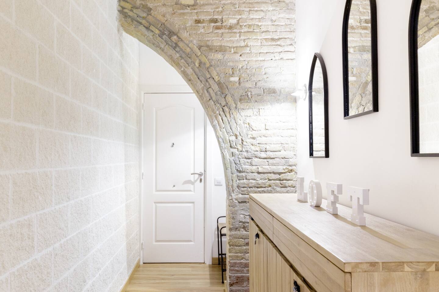 entrée appartement Sitges style loft avec briques entrée appartement Sitges style loft avec briques