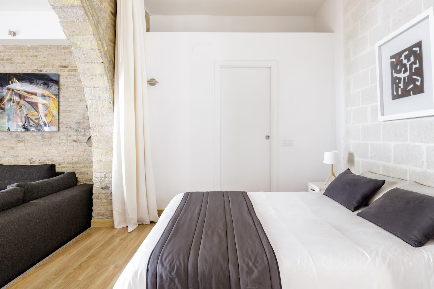 chambre ouverture cintrée appartement Sitges style loft avec briques chambre ouverture cintrée appartement Sitges style loft avec briques