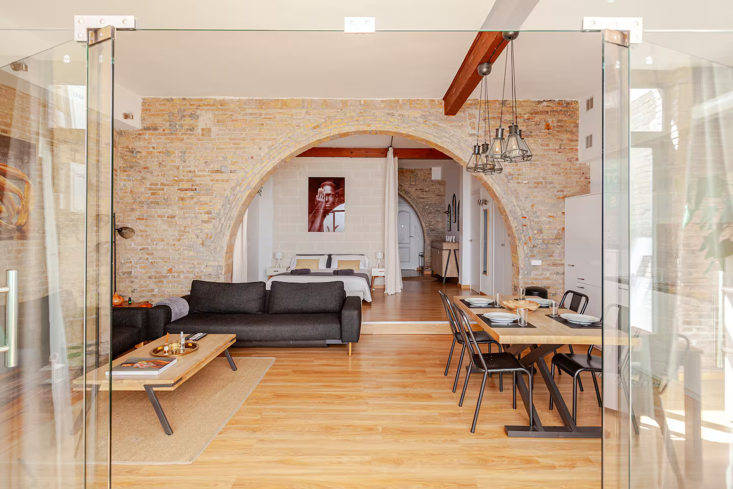 salon et chambre ouverture cintrée appartement Sitges style loft avec briques salon et chambre ouverture cintrée appartement Sitges style loft avec briques