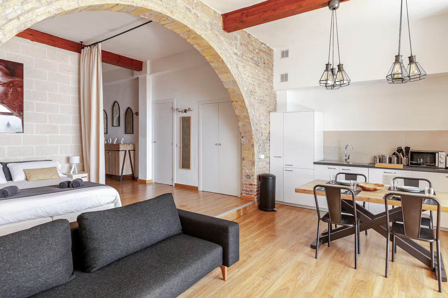 salon et chambre ouverture cintrée appartement Sitges style loft avec briques salon et chambre ouverture cintrée appartement Sitges style loft avec briques