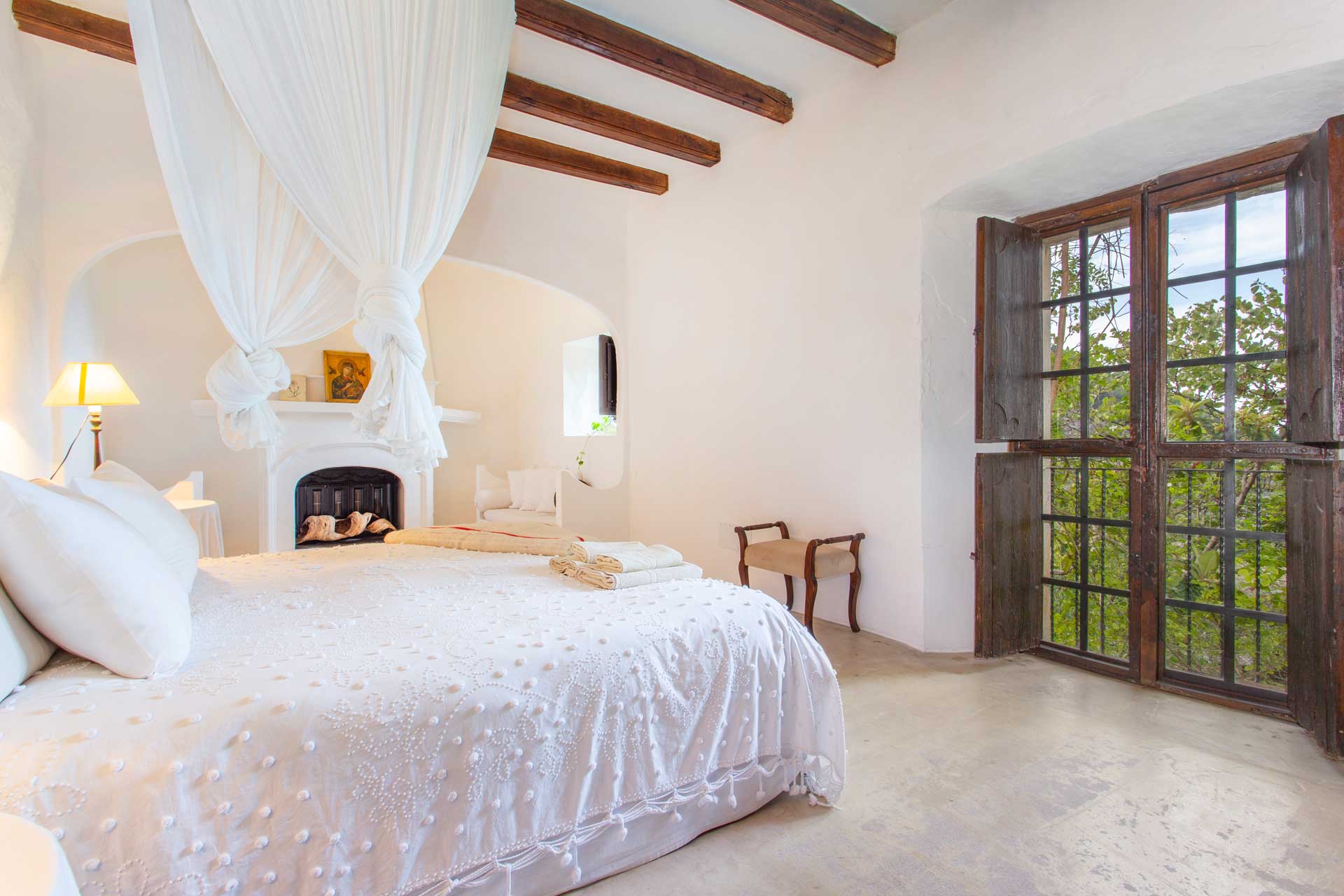 chambre avec poutres maison Majorque San Rullan