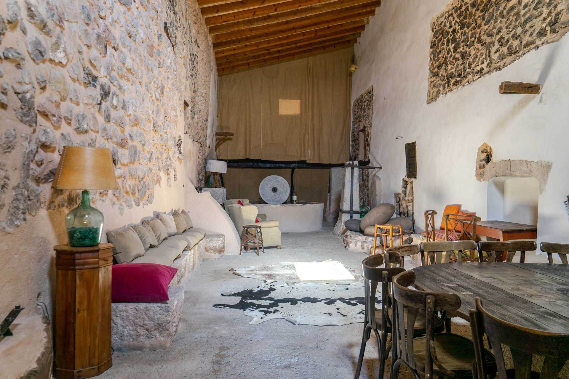 salon mur pierres et salle à manger maison Majorque San Rullan