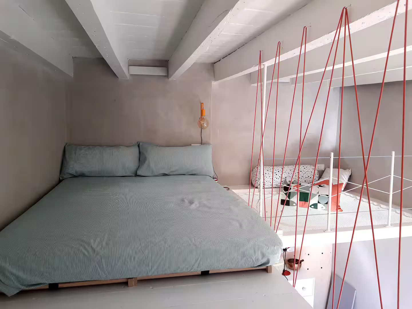 lit sur mezzanine