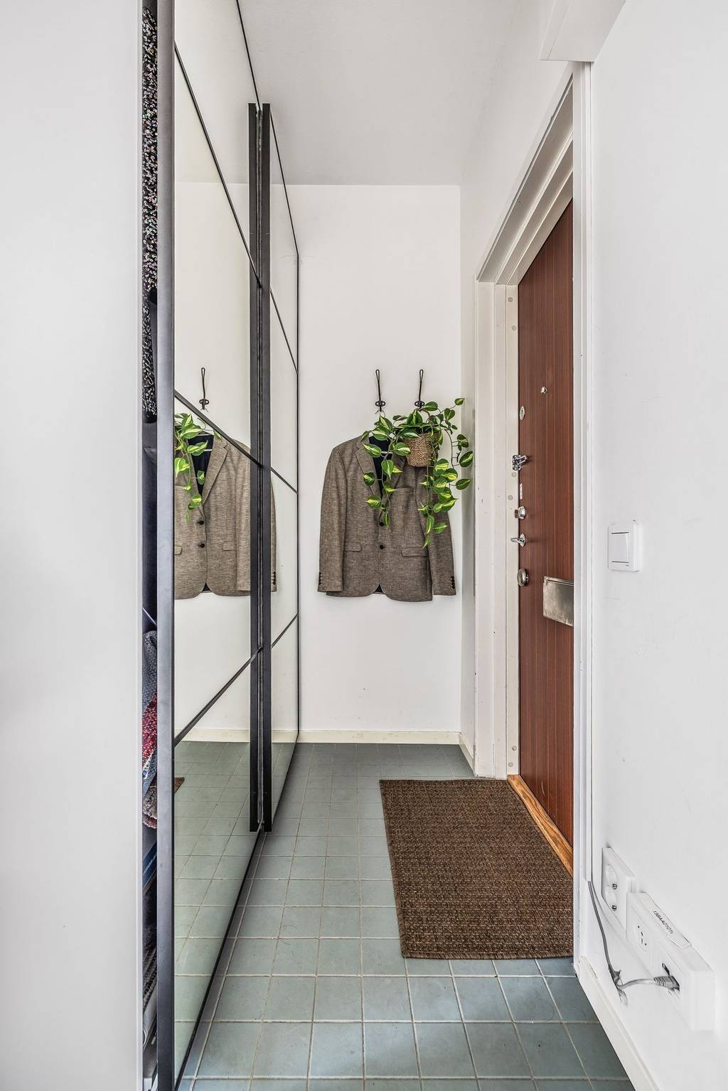 entrée avec placard miroir