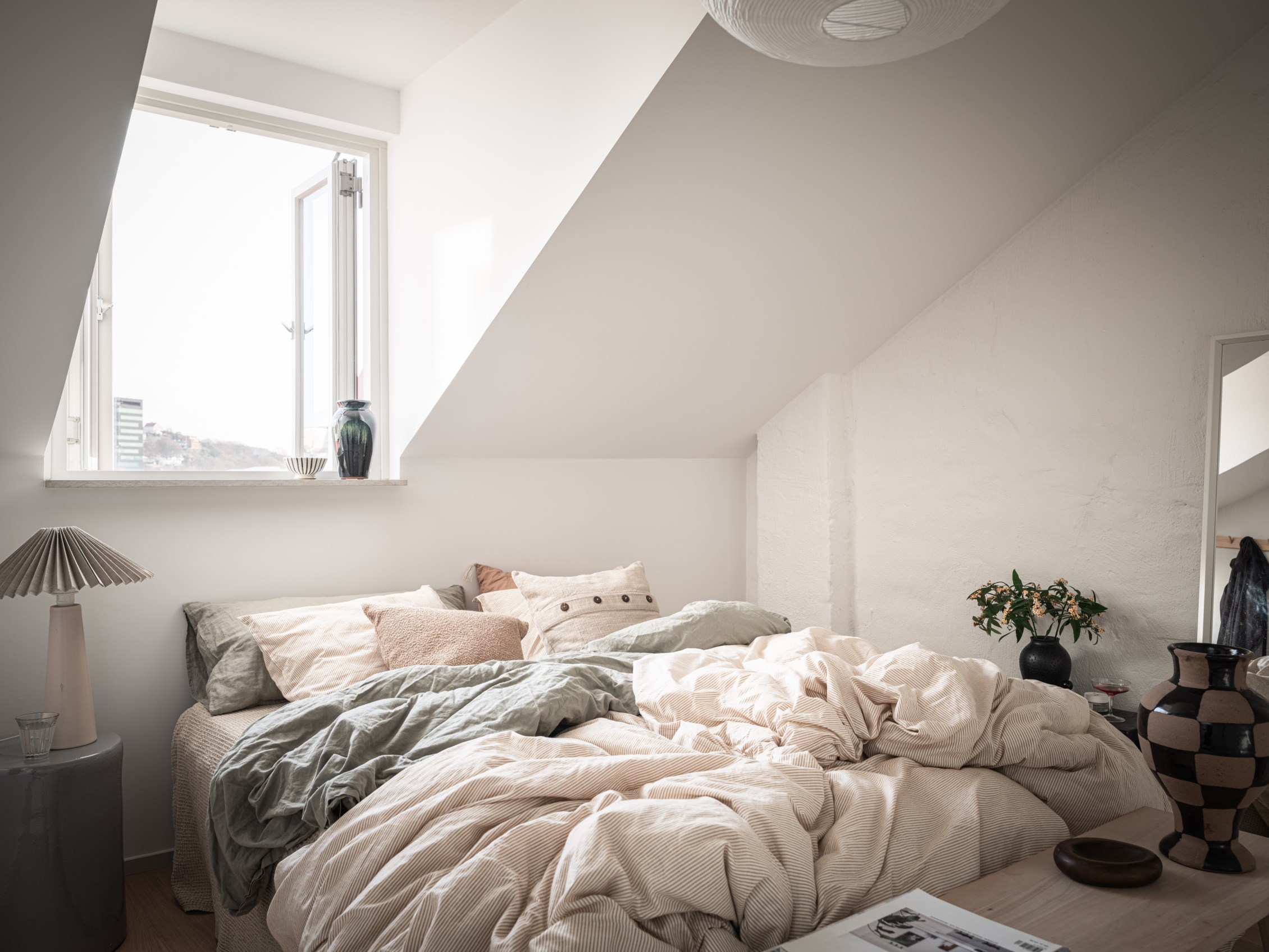 chambre mansardée décoration scandinave appartement 56m2