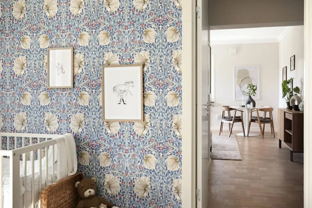 chambre mur papier-peint bleu clair William Morris Pimpernel appartement 65m2