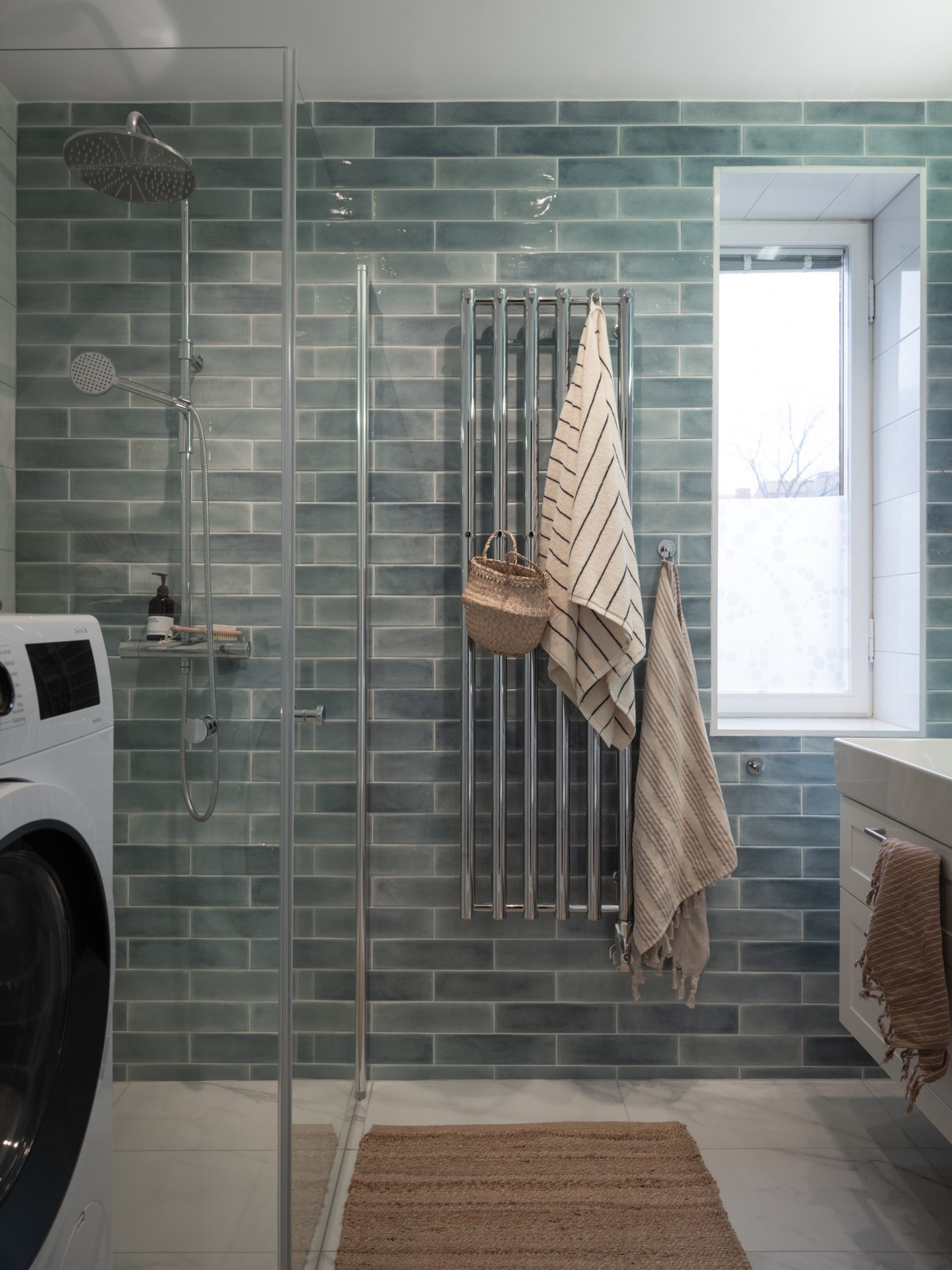 salle de bain carrelage vert d'eau
