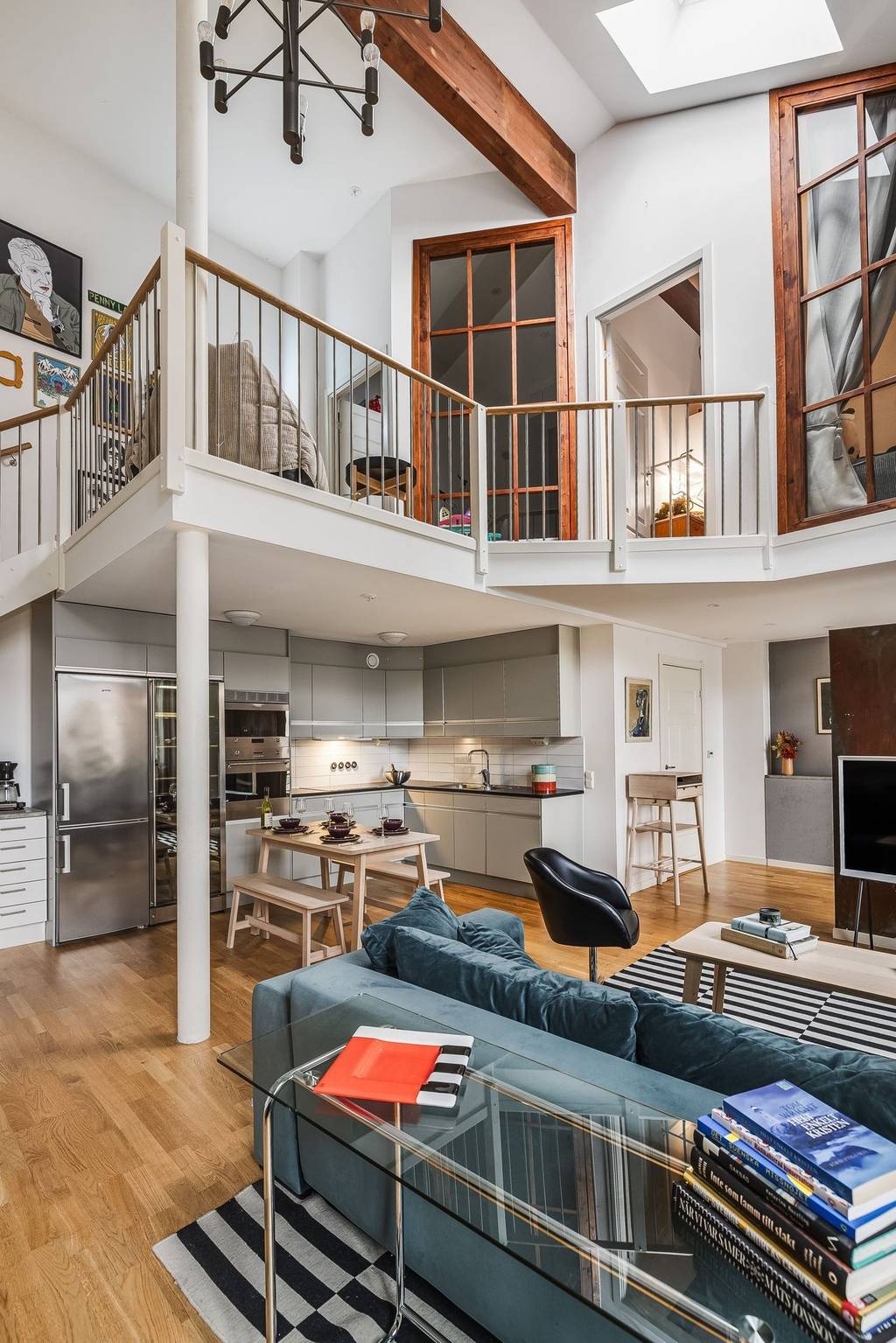 salon avec canapé bleu duplex 108m2
