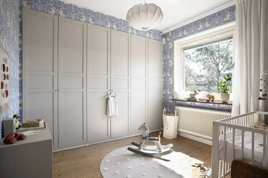 chambre mur papier-peint bleu clair William Morris Pimpernel appartement 65m2