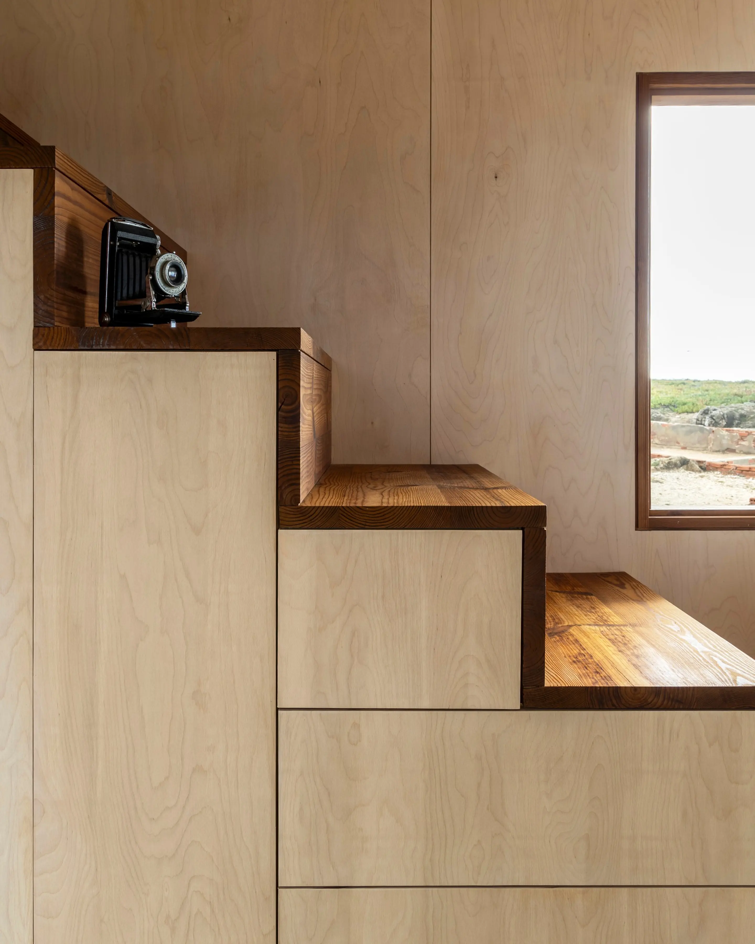 escalier bois avec rangements