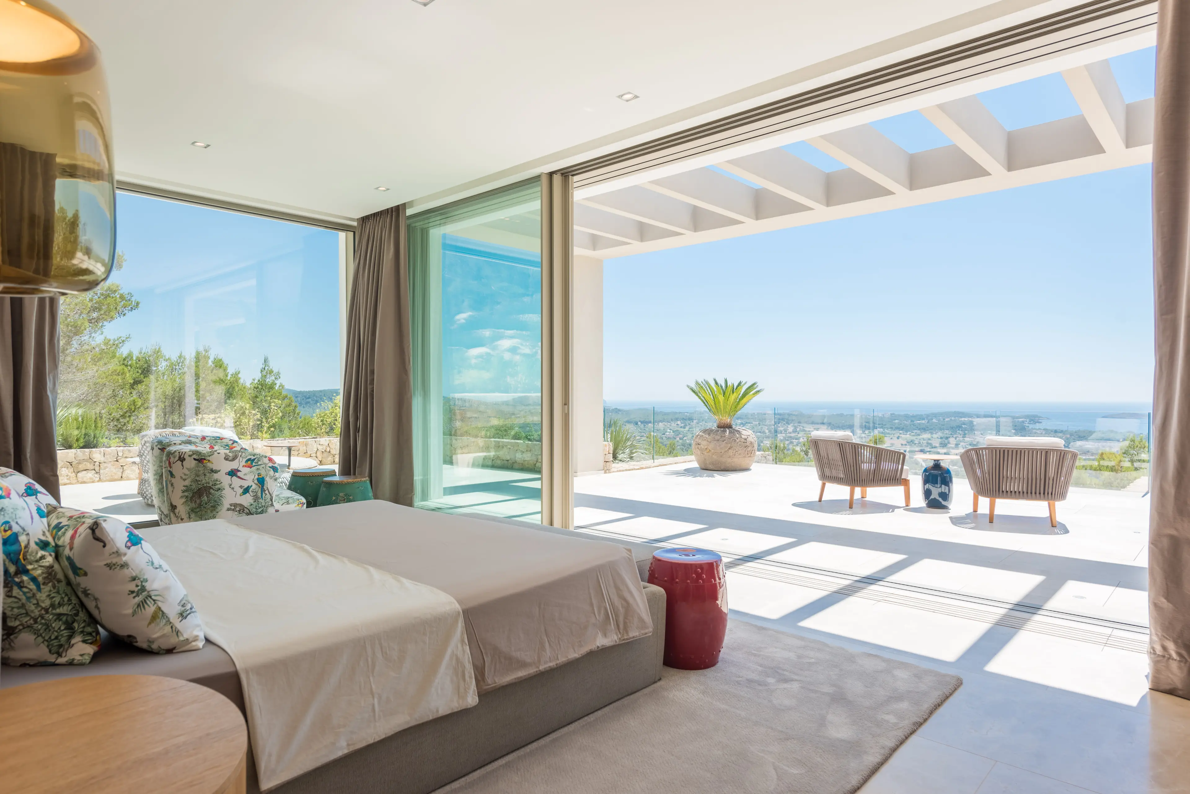 chambre vue mer décoration moderne maison contemporaine Ibiza
