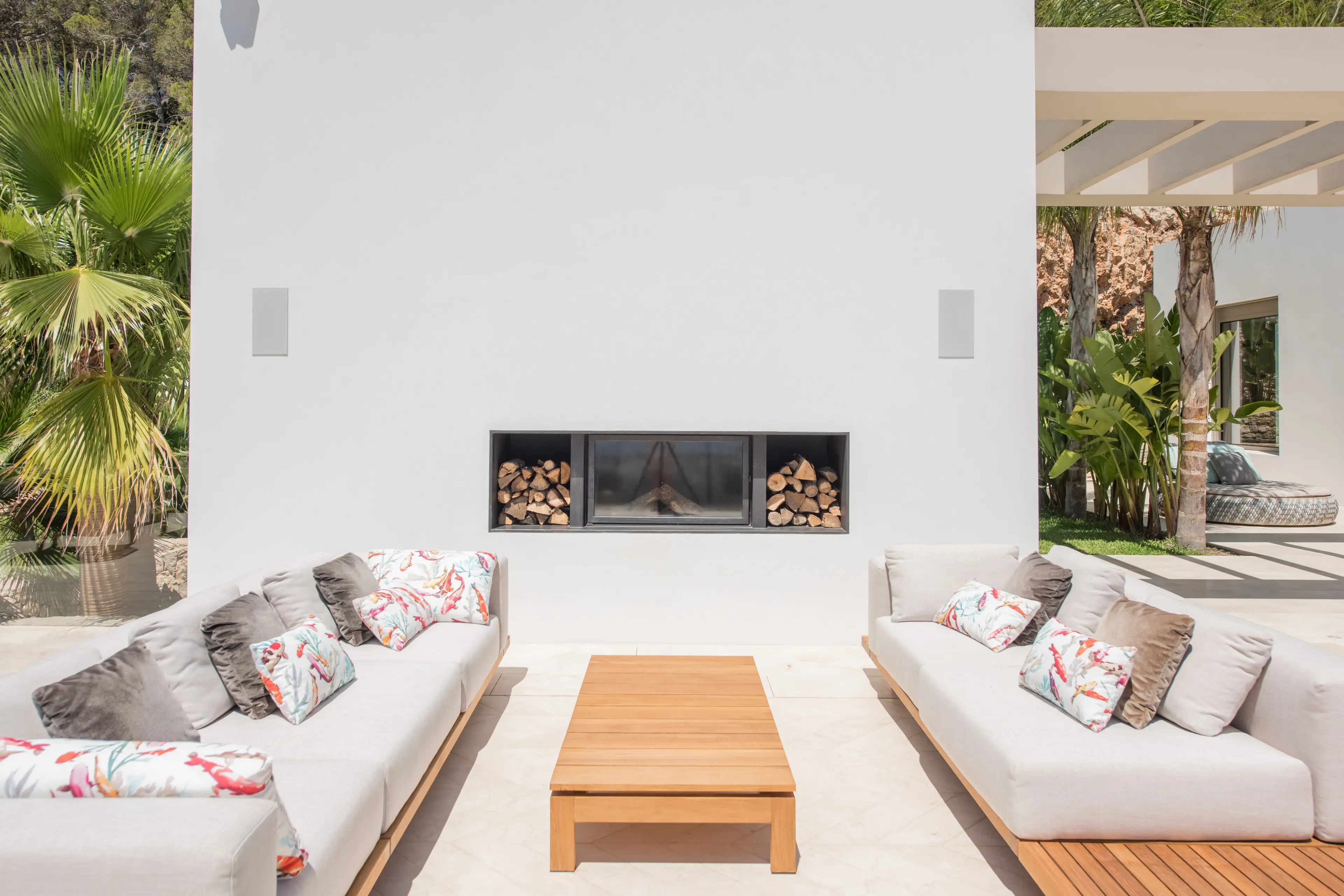 terrasse avec cheminée maison contemporaine Ibiza