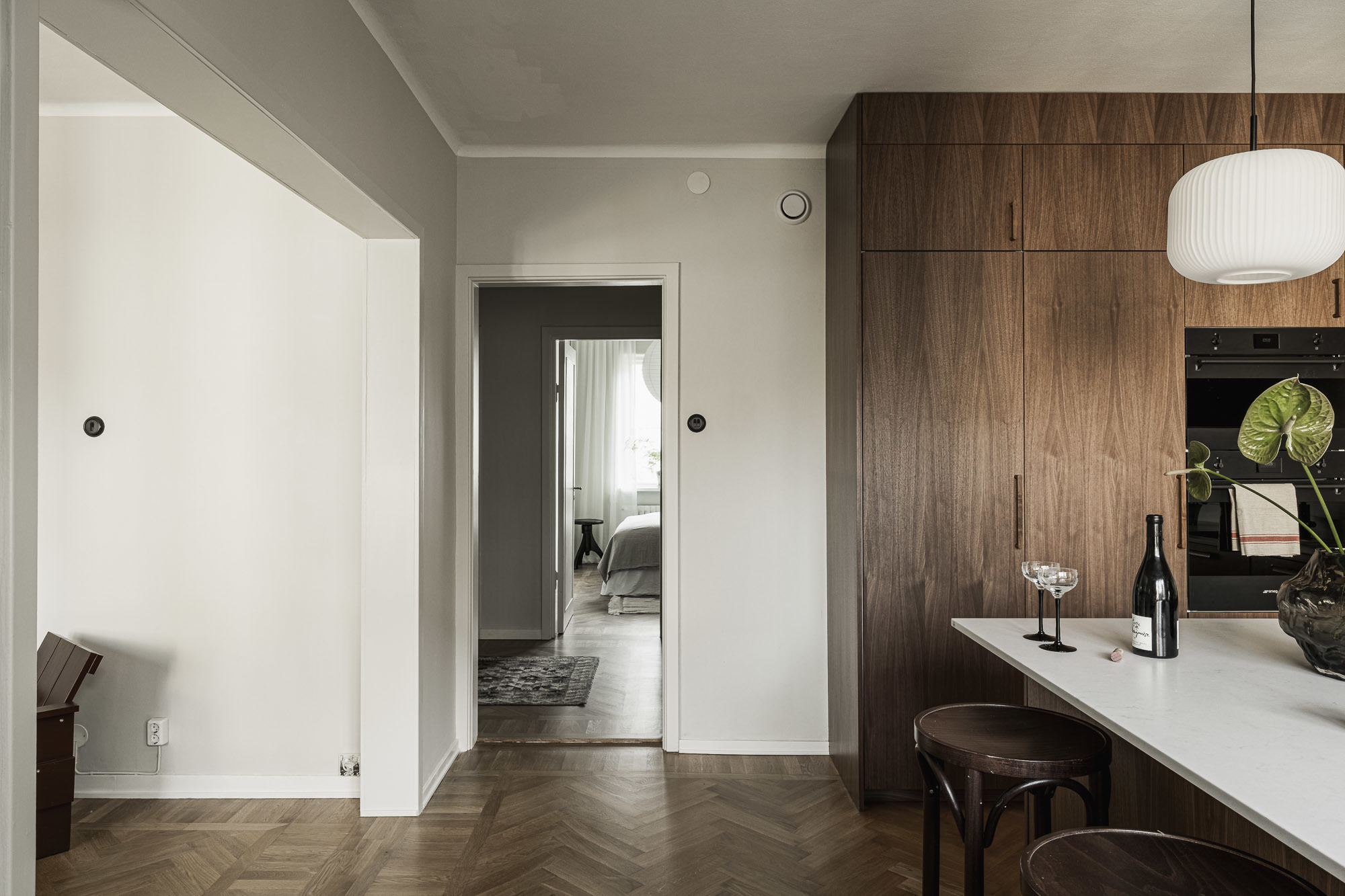 cuisine noyer design appartement 54m2 décoration neutre et scandinave cuisine noyer design appartement 54m2 décoration neutre et scandinave