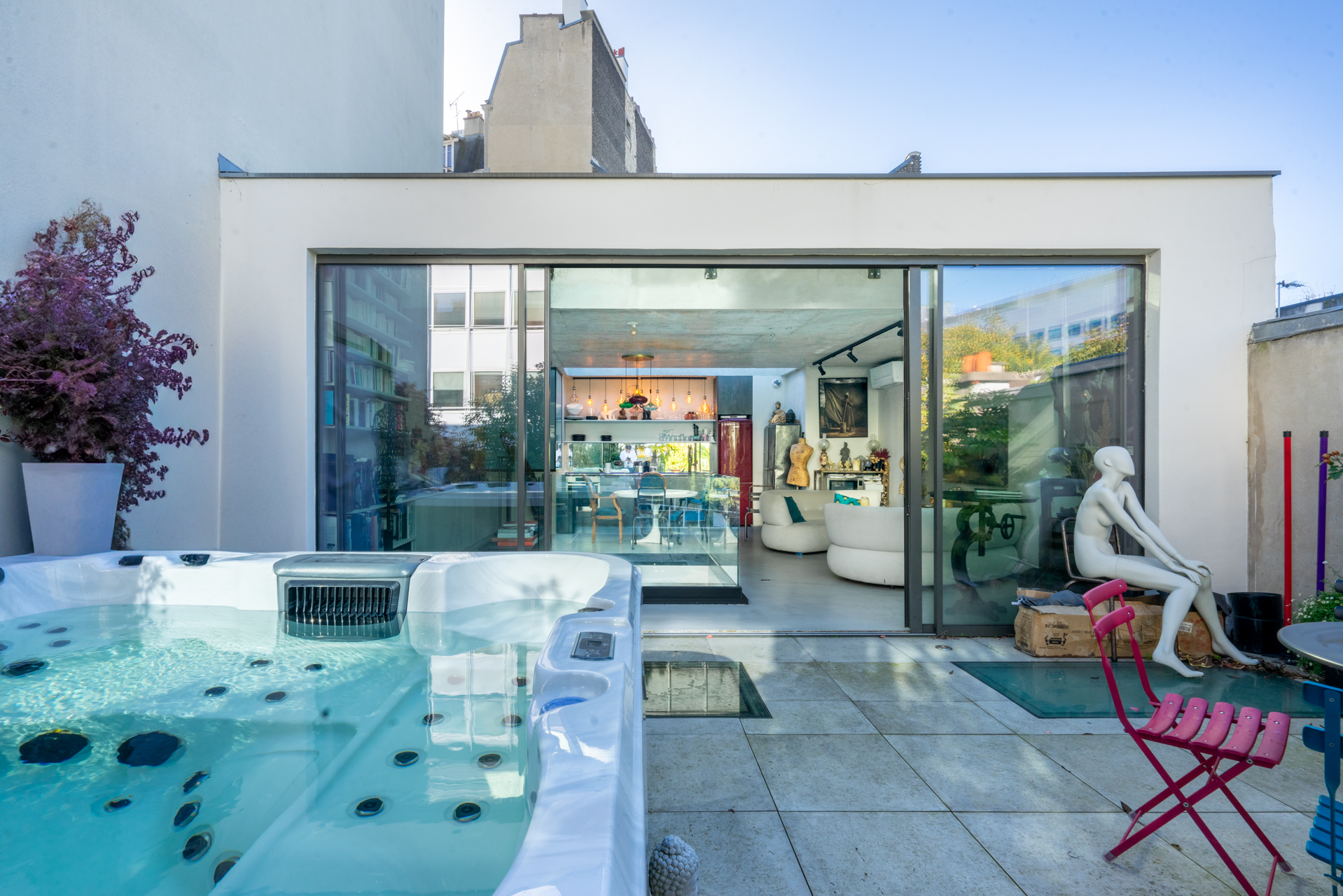 terrasse avec jacuzzi maison Paris Photo : © Thomas Leclerc pour Espaces Atypiques terrasse avec jacuzzi maison Paris Photo : © Thomas Leclerc pour Espaces Atypiques