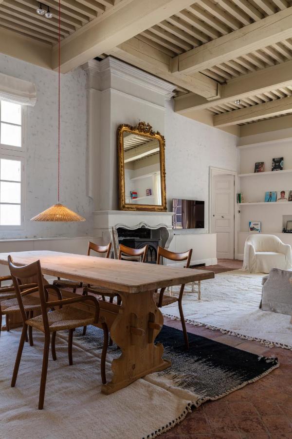 salle à manger et salon avec poutres décoration classique chic maison Provence