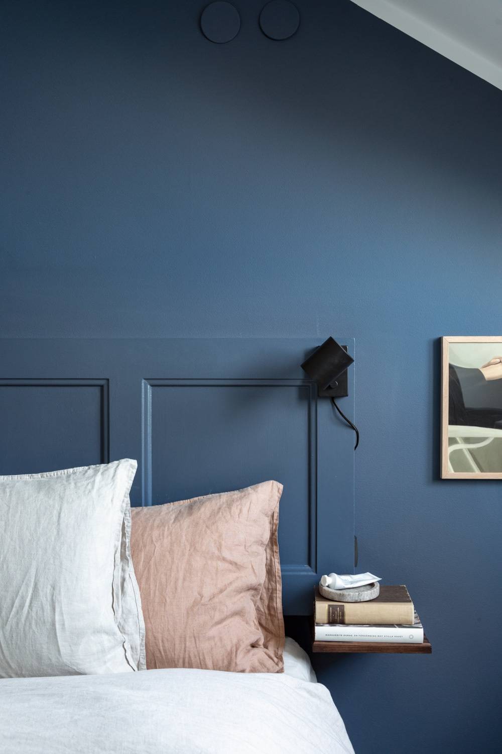 chambre mur bleu appartement sous combles chambre mur bleu appartement sous combles