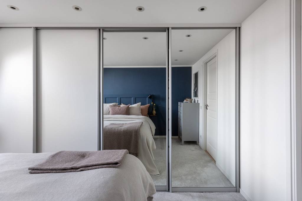 chambre mur bleu appartement sous combles chambre mur bleu appartement sous combles