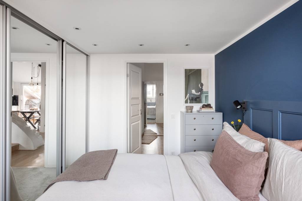 chambre mur bleu appartement sous combles chambre mur bleu appartement sous combles
