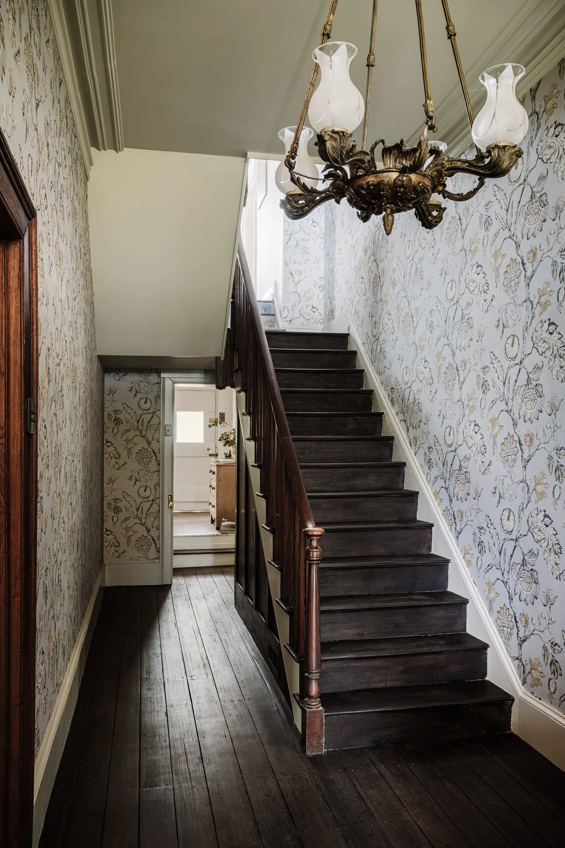 escalier maison ancienne rénovée Beulah House Tasmanie
