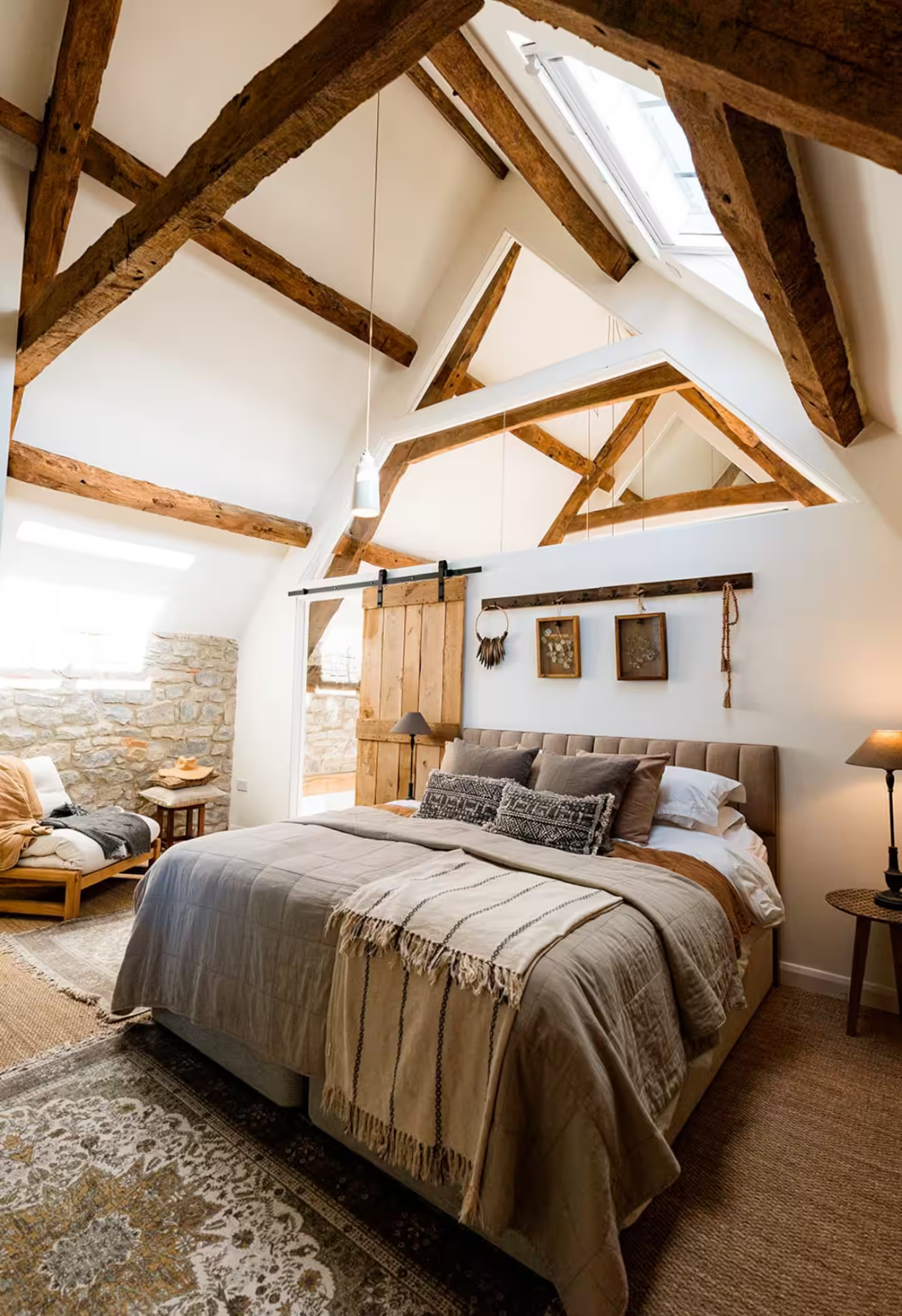 chambre mansardée avec poutres maison en pierres chambre mansardée avec poutres maison en pierres