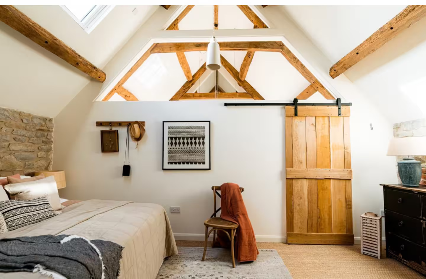 chambre mansardée avec poutres maison en pierres chambre mansardée avec poutres maison en pierres