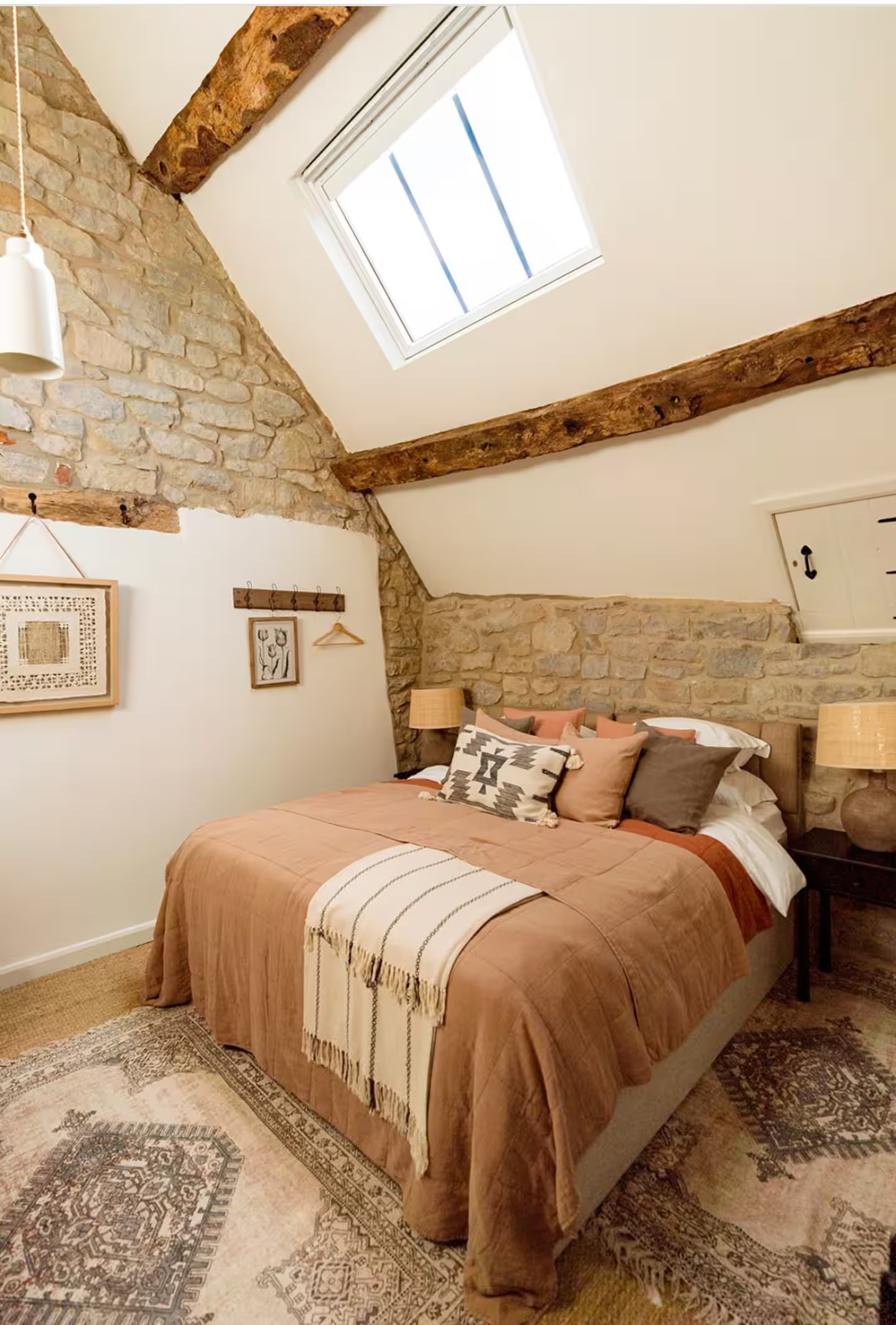 chambre mansardée avec poutres maison en pierres chambre mansardée avec poutres maison en pierres