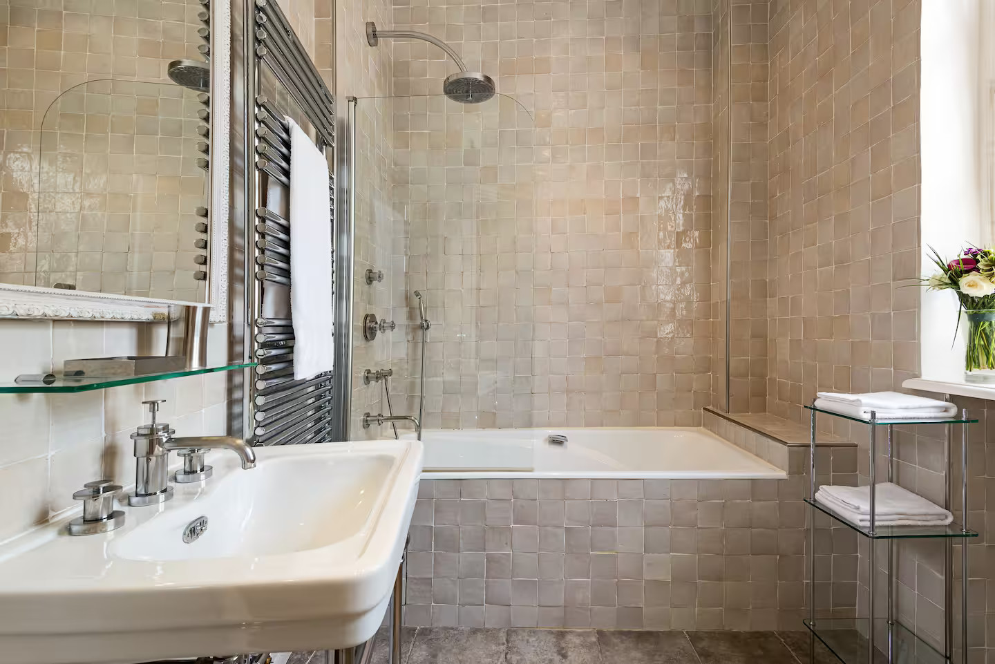 salle de bain zelliges beiges appartement haussmannien Paris