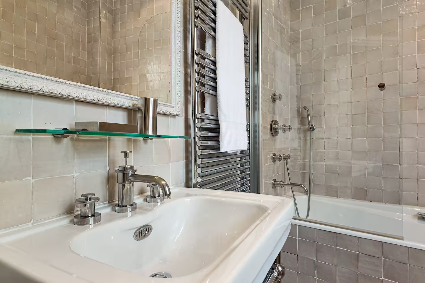 salle de bain zelliges beiges appartement haussmannien Paris