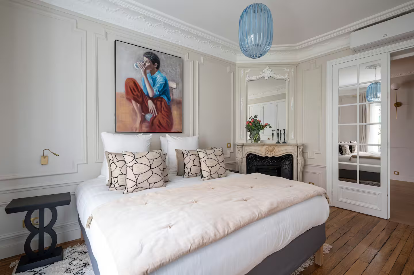 chambre avec moulures et cheminée Villa Ballu Montmartre chambre avec moulures et cheminée Villa Ballu Montmartre