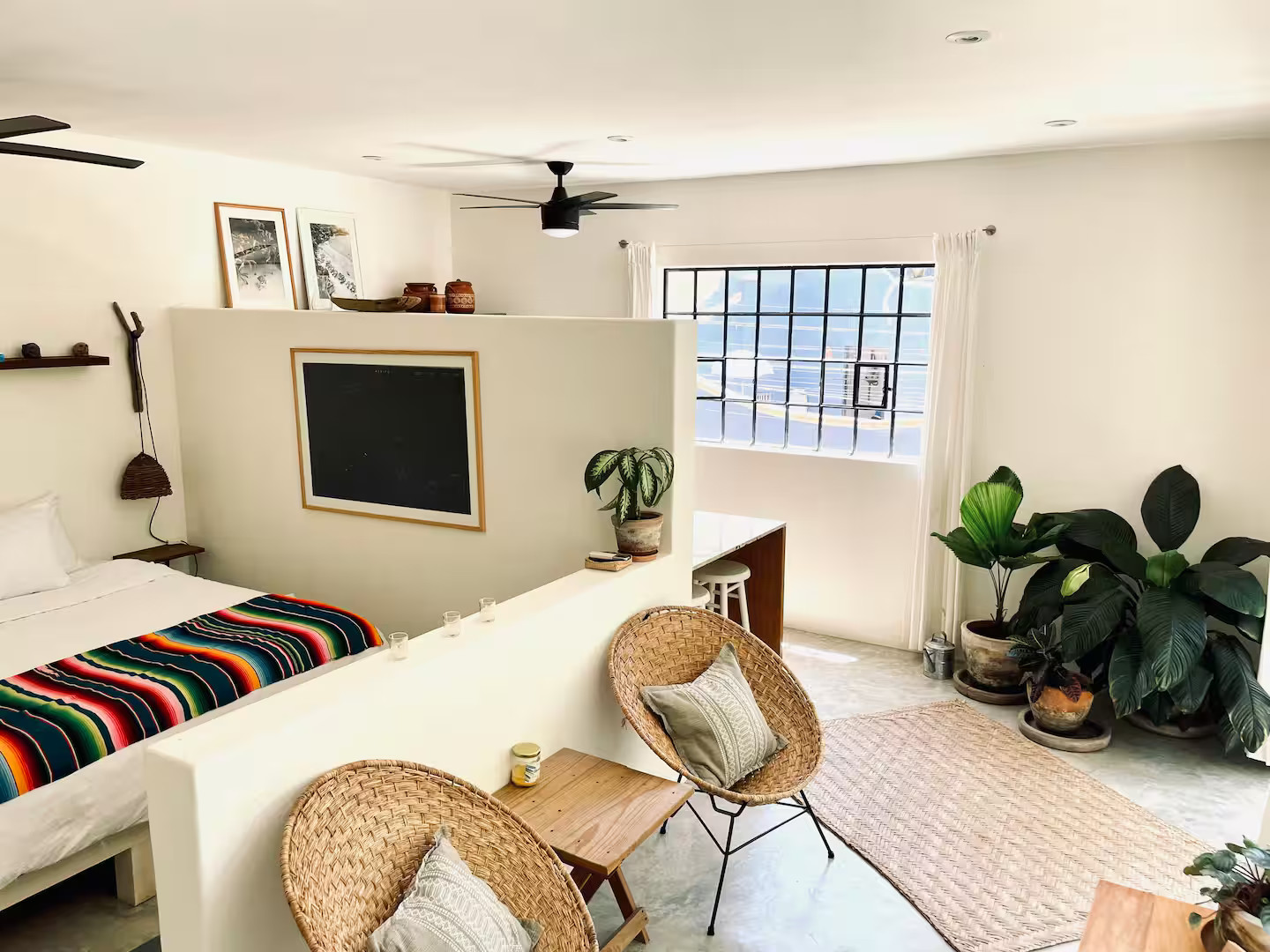salon et chambre petite maison avec piscine Mexique Sayulita Casita Los Grillos