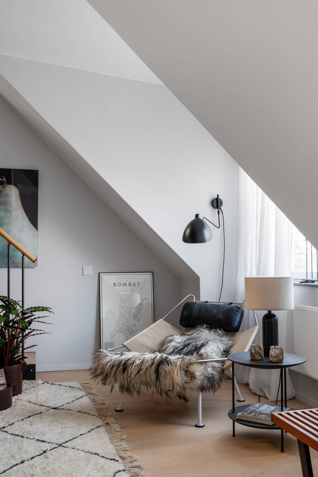 salon duplex avec mezzanine décoration scandinave en tons neutres fauteuil Flag Hans Wegner salon duplex avec mezzanine décoration scandinave en tons neutres fauteuil Flag Hans Wegner