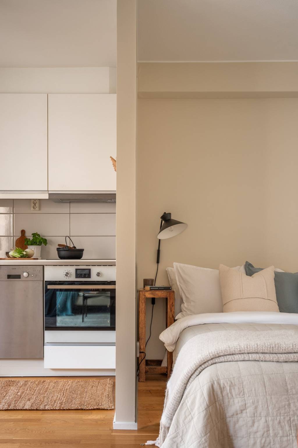 pièce principale avec cuisine ouverte et alcôve pour lit studio 32m2 pièce principale avec cuisine ouverte et alcôve pour lit studio 32m2