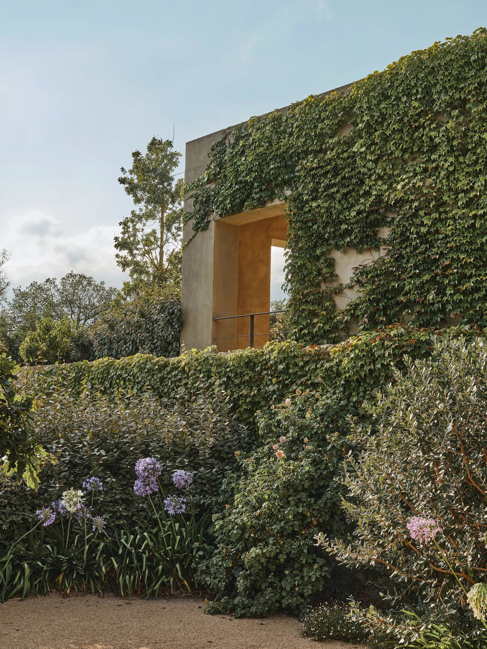 maison en pierres à la décoration design Flexform