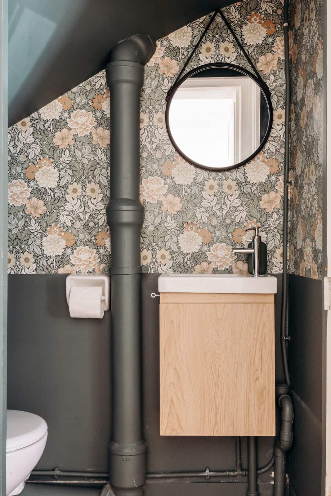 toilettes avec papier peint rénovation maison par Happy Pog photo © Aurélie Deglane toilettes avec papier peint rénovation maison par Happy Pog photo © Aurélie Deglane