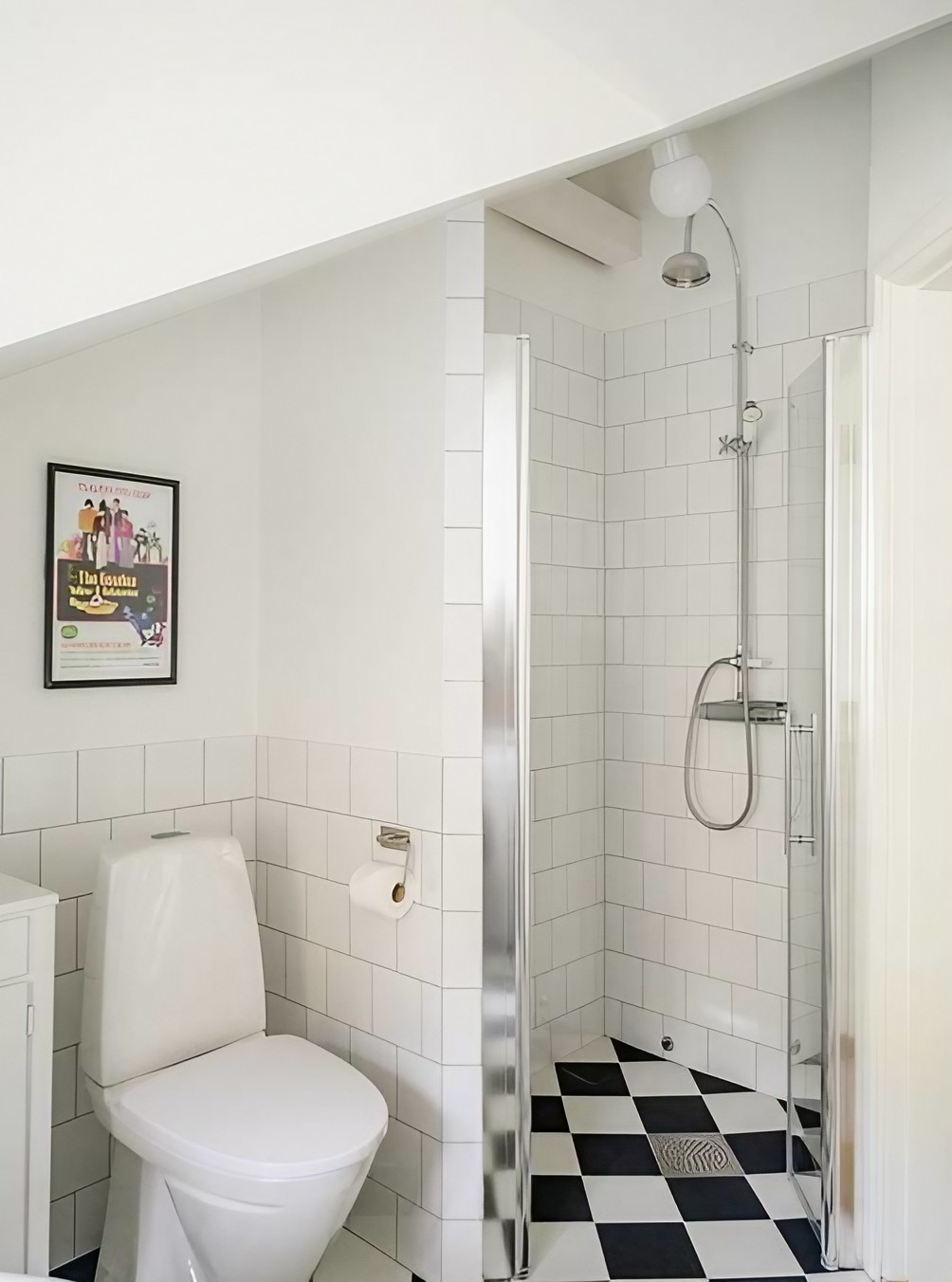 salle de bain mansardée décoration blanche et noire sol à damier salle de bain mansardée décoration blanche et noire sol à damier