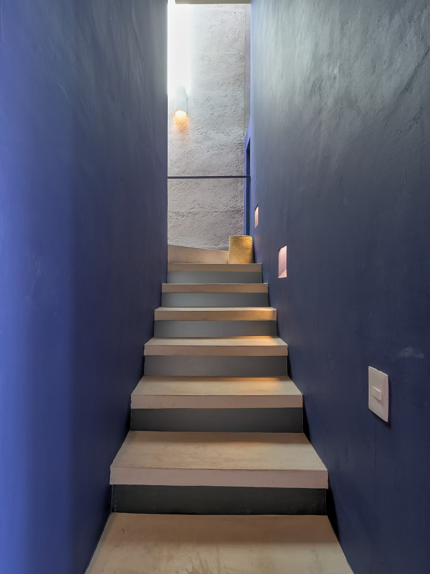 escalier mur bleu Majorelle Casa El Nido Santa Lucia escalier mur bleu Majorelle Casa El Nido Santa Lucia